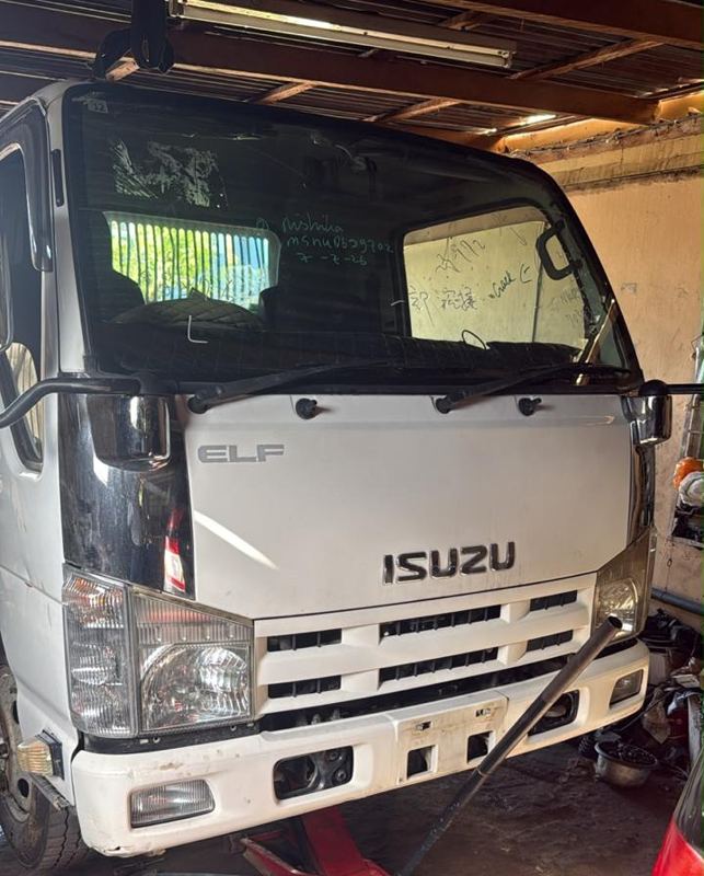 Isuzu-vrachtwagen in de werkplaats