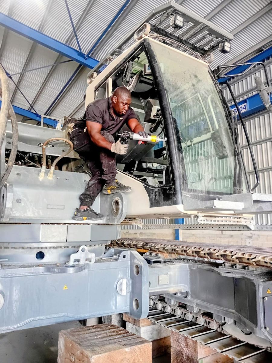 Ruit plaatsen in de cabine van een graafmachine