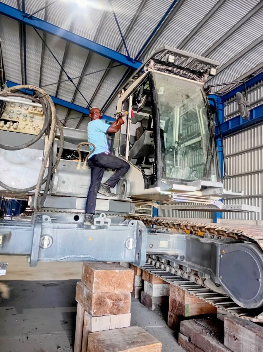 Robby aan het werk aan een graafmachinecabine