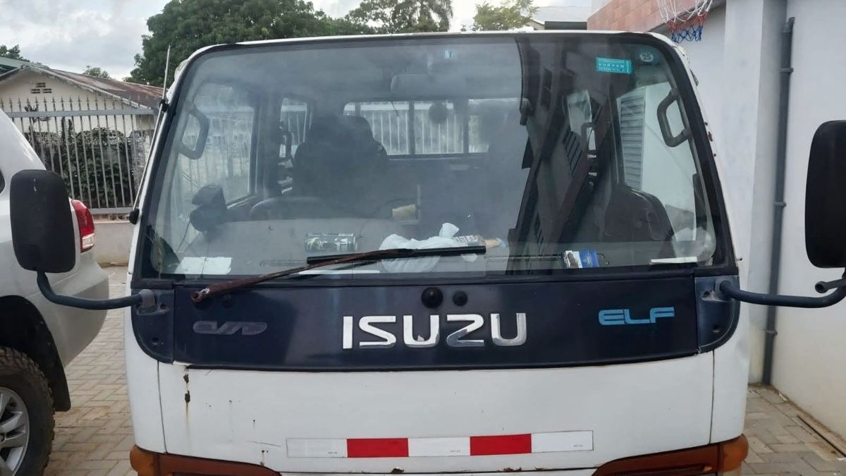 Isuzu-vrachtwagen met nieuwe voorruit