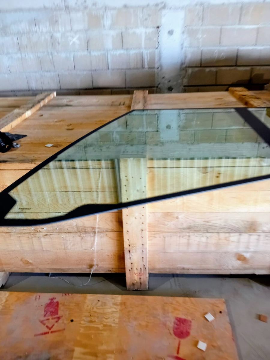 Nieuwe ruit in een houten krat