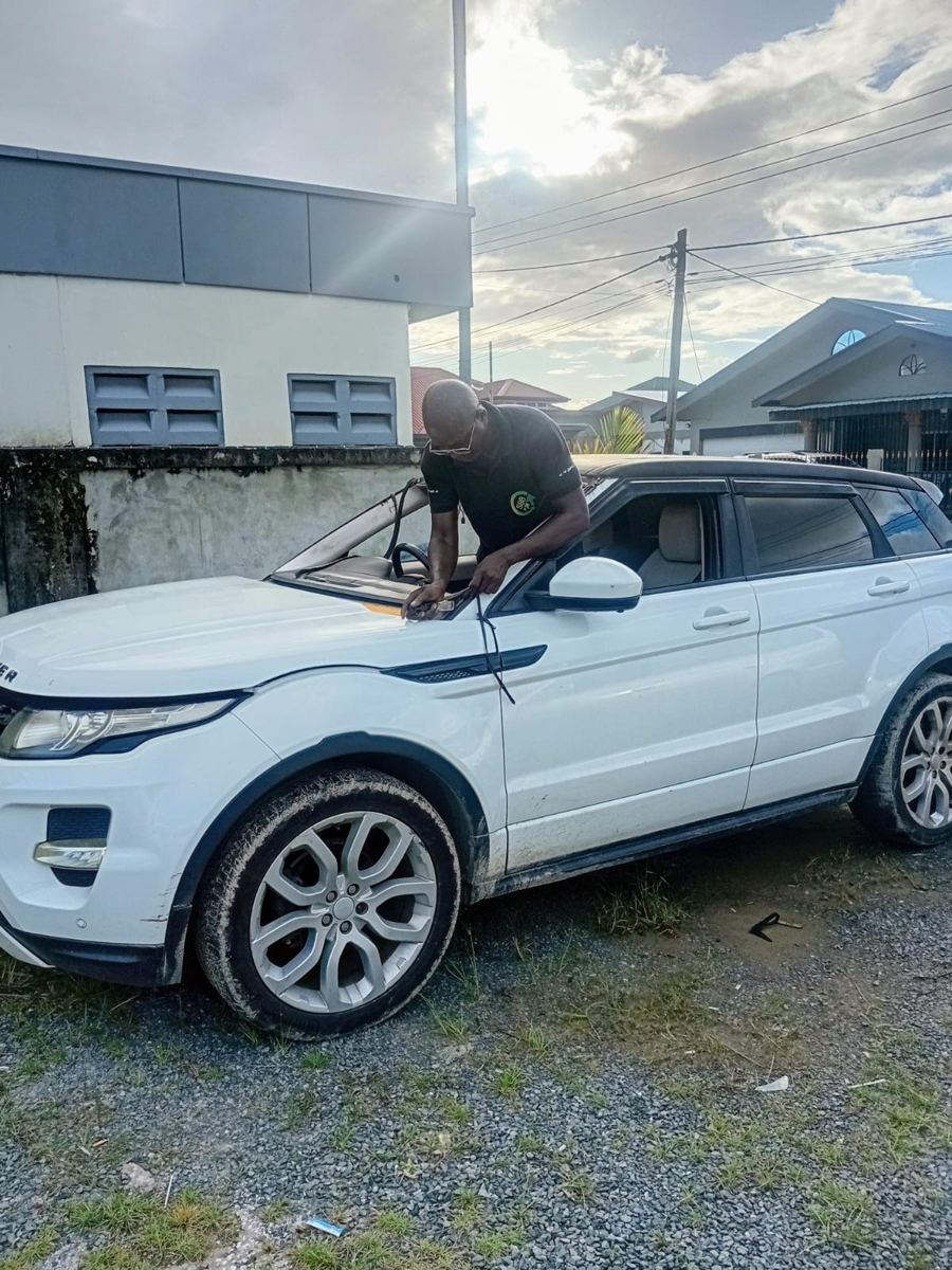 Voorruit plaatsen op een witte Range Rover